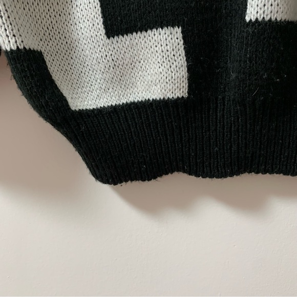 Vintage Knit Sweater 🤍 - Picture 6 of 7